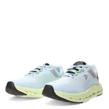 Championes deportivos unisex con diseño moderno, capellada de malla blanca y refuerzos en tono verde agua. Presentan una mediasuela voluminosa de color celeste con orificios laterales para mayor amortiguación y suela negra.