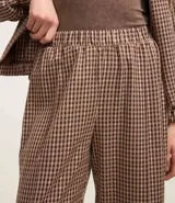 Pantalón recto de sastrería con cintura elástica y estampado de cuadros en tonos marrón y beige.