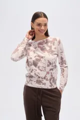 Sweater de punto con estampado animal print, cuello redondo a la base y mangas largas. Presenta un corte holgado y cómodo.