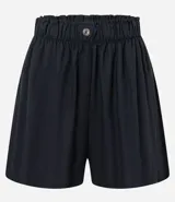 Short runner de viscolino, con cintura elástica, botón decorativo y bolsillos laterales. Presenta un corte evasé holgado con bajo redondeado.