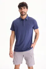 Remera polo azul con lavado, manga corta y bolsillo en el pecho.