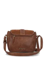 Cartera bandolera color chocolate, confeccionada en una combinación de cuero sintético liso y gamuza en la solapa frontal. Presenta un diseño estructurado con cierre de solapa, detalles de costuras visibles, herrajes metálicos en tono bronce y un adorno de borlas de cuero colgantes en un lateral.