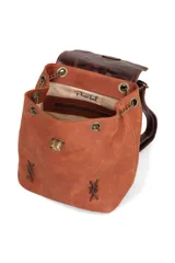 Mochila de cuero color marrón con solapa superior en tono marrón oscuro. Presenta un cierre metálico giratorio y detalles de cordones cruzados en la parte inferior frontal.