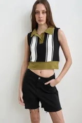 Chaleco tejido de algodón con diseño de rayas verticales blancas y negras, con cuello tipo polo, solapa y cintura ancha en color verde militar.