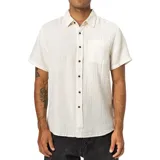 Camisa de manga corta color blanco, con cuello clásico y bolsillo en el pecho. Cierre frontal con botones marrones.