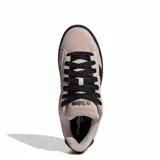 Championes Adidas modelo Grand Court Alpha, con diseño inspirado en el tenis retro. Presentan una capellada de cuero sintético en tono taupe, con las icónicas tres tiras laterales en negro, cordones negros y suela de goma negra.