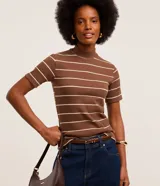 Blusa de ribana marca Marfinno, color beige con rayas horizontales finas de color marrón, cuello alto y mangas cortas.
