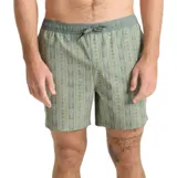 Short de baño Roark modelo Shorey, color verde con estampado de rayas verticales y patrones geométricos. Cuenta con cintura elástica y cordón de ajuste.