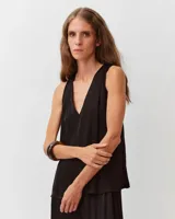 Top Diega sin mangas, color negro, confeccionado con mezcla de viscosa fluida, con escote en V y diseño evasé.