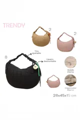Bandolera acolchada negra de diseño semicircular, con asa fruncida y cierre superior. Incluye un llavero colgante con forma de ovejita y detalles en cordón verde.