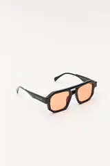 Lentes de sol con marco geométrico negro y lentes con degradé azul.