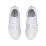 Championes Lacoste modelo Courtcage Ace, de diseño clásico y minimalista en color blanco. Presenta el icónico logo del cocodrilo en tono dorado en el lateral y un detalle metálico dorado en el talón.