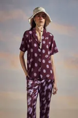 Camisa de manga corta color burdeos con estampado de labios color lila, confeccionada en crepé de seda con botones dorados y crudos.