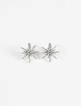 Par de caravanas plateadas con forma de estrella fugaz y cierre a clip.