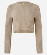 Blusa cropped color marrón, confeccionada en tejido de punto chenille texturizado, de corte ajustado, cuello redondo y mangas largas.