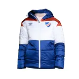 Campera puffer del Club Nacional de Football, con capucha, cierre frontal y diseño en bloques de color blanco, azul y rojo. Incluye el escudo del club y el logo de Umbro en el pecho.