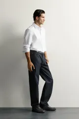 Camisa slim fit de algodón blanco con cuello italiano y manga larga con puño abotonado. Cierre frontal con botonadura.