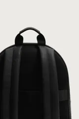 Mochila negra con acabado texturizado, compartimento principal con cierre de cremallera y bolsillo frontal con cremallera. Incluye parte posterior acolchada, asa de mano superior y dos asas de hombro ajustables.