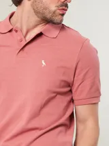 Remera polo salmón de corte regular, confeccionada en algodón. Presenta cuello clásico con botones y logo bordado en el pecho.