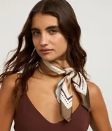 Pañuelo satinado de poliéster con estampado geométrico en tonos beige, blanco y marrón, con detalles de puntos.