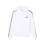 Campera deportiva con capucha y cierre frontal, color blanco. Presenta bandas laterales negras con el logo de la marca estampado a lo largo de las mangas y un pequeño parche con el logo en el pecho.