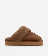 Pantufla abierta de diseño acogedor, confeccionada en poliéster con acabado tipo gamuza y forro de piel sintética. Presenta una suela alta de goma termoplástica que proporciona estabilidad y confort.