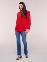 Camisa de satén blanca de la marca Floral & Ivy, con cuello con solapa, cierre frontal de botones, manga larga con puño ancho y bolsillo aplicado en el pecho.