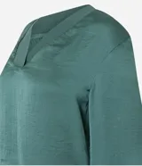 Blusa de manga larga color verde oscuro con acabado satinado y escote en V con solapa ancha.