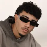 Lentes de sol con marco rectangular de estilo retro, color negro con cristales oscuros polarizados y protección UV400.