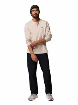 Pantalón chino para hombre de color negro, corte recto y diseño funcional con múltiples bolsillos, confeccionado con tejido elástico con tecnología de repelencia.
