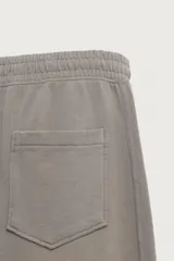 Pantalón jogger balloon fit de hombre, color negro con efecto lavado, confeccionado en algodón con interior afelpado. Cuenta con cintura elástica, bolsillos laterales y detalle de bolsillos traseros.