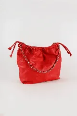 Cartera tipo bolso rojo de cuero capitoneado con asa de cadena plateada entrelazada con cuero. Forrada por dentro y con bolsillo interno. Cierre con cordón ajustable.