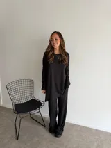 Conjunto de dos piezas compuesto por un buzo de corte oversize con mangas largas y un pantalón de corte recto y holgado, confeccionado en tejido de lanilla color verde oliva.