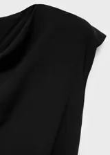 Vestido midi de color negro, sin mangas, con cuello redondo y diseño entallado. Presenta un detalle de fruncido lateral y cierre de cremallera en la parte posterior.