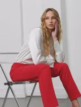 Pantalón sastrero de corte slim, color rojo, con pretina anatómica y panel interno modelador en la zona abdominal. Presenta nervadura vertical marcada, bolsillos laterales tipo ojal y bolsillos traseros simulados.