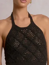 Top crop de tejido calado beige, con escote halter y patrón geométrico de rombos.