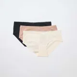 Pack de tres bombachas tipo culotte con detalle de puntilla en la cintura. El set incluye una prenda negra, una color piel y una color crema.