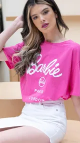 Remera rosa con estampa frontal de la marca Barbie en color blanco.