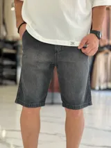 Bermuda de jean color gris oscuro con efecto acid wash, corte recto y bolsillos laterales.