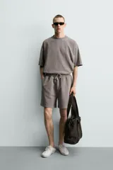 Camiseta de algodón con cuello redondo y mangas cortas, de corte relaxed fit y efecto lavado gris.