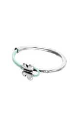 Pulsera semirígida compuesta por una estructura de plata de ley y una sección de cuero color verde menta, con un dije central en forma de mariposa de plata.