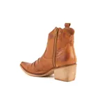 Bota tipo texana de caña baja, confeccionada en cuero color terracota con acabado arrugado en la parte frontal. Presenta un diseño de costuras decorativas, taco cuadrado de madera y punta fina.
