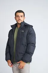 Campera puffer azul marino para hombre, con capucha desmontable, cierre frontal completo, bolsillos con cierre y logo de goma en el pecho.
