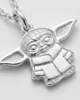 Collar de plata 925 con dije de Baby Yoda de la colección oficial de Disney Star Wars. El dije presenta un diseño detallado con acabado brillante y texturizado, suspendido de una cadena fina de plata.