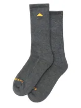 Medias de caña media color gris, con suela acolchada y tejido de hilo de dos capas. Presentan el logo de la marca bordado en la parte superior y el nombre Caterpillar en la puntera en color amarillo.