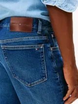 Bermuda de jean con diseño de cinco bolsillos, cierre de botón y cremallera, y corte recto. Presenta un acabado en tono azul medio con costuras reforzadas.