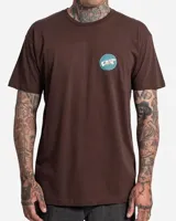Remera de manga corta color marrón con estampa pequeña en el pecho de diseño circular en espiral con texto.