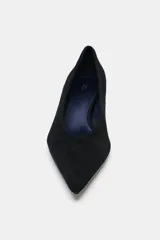 Zapato de tacón kitten en ante negro, con escote redondo y acabado en punta.