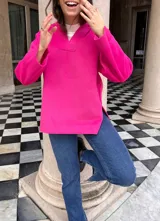 Canguro fucsia de paño con cuello en V y mangas largas.