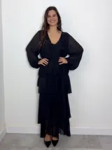 Vestido largo de seda italiana color chocolate, con escote en V, mangas largas abullonadas y diseño de múltiples volados horizontales que aportan volumen y movimiento.